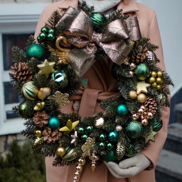 images/products/emerald-christmas-wreath.jpg