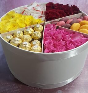 Великий подарунковий бокс квіти та солодощі