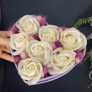 Подарункова коробка з милом 7 кремових троянд