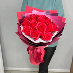 Великий букет мильних троянд червоних