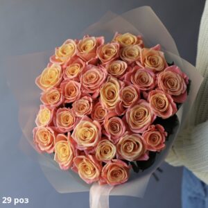 Букет з 29 троянд