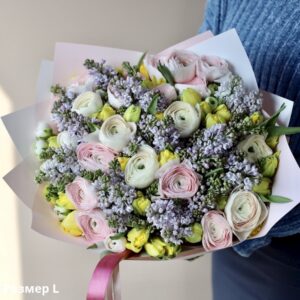 Весняний букет із ранункулюсів, тюльпанів і бузку