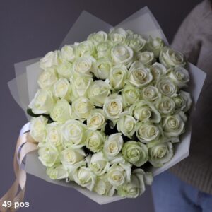 Букет із 49 білих троянд