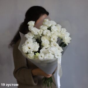 Букет з 19 білих еустом