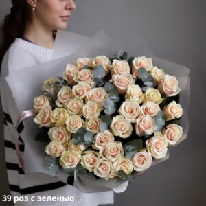 Букет з 39 троянд з зеленню