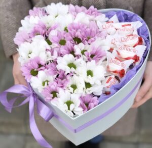 Лілова коробочка серце з квітами та цукерками