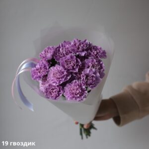Букет із 19 фіолетових гвоздик