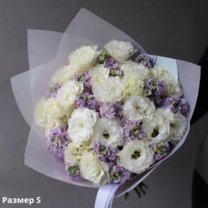 Ніжний букет із білої еустоми та лілових матіол