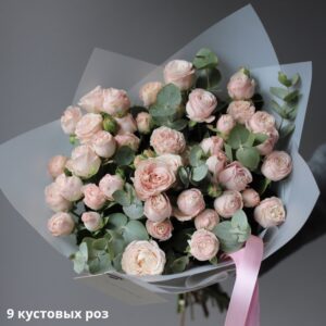 Рожеві кущові троянди з евкаліптом