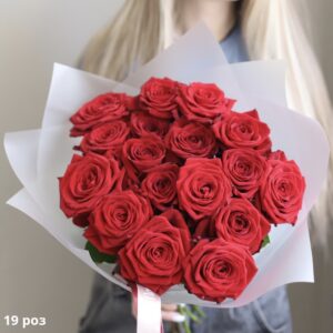 Букет із 19 червоних троянд