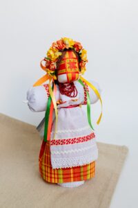 Лялька мотанка традиційний український оберіг ручної роботи помаранчеві тона