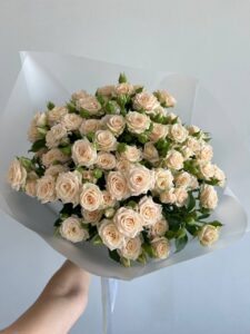 Букет чарівних кущових троянд