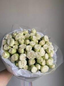 Великий букет білих кущових троянд