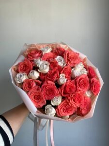 Букет коралово-білих кущових троянд