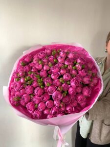 Розкішний букет піоновидних троянд