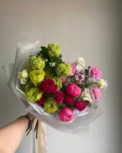 Яскравий весняний букет з піонами