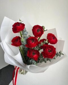 Монобукет червоних ранункулюсів