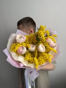 Букет ранункулусів з мімозою