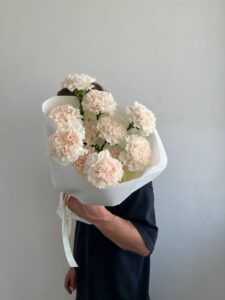 Букет кремових гвоздик