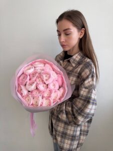 Гарний букет рожевих ранункулюсів