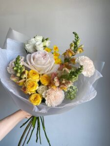 Букет ніжних квітів пастельних кольорів