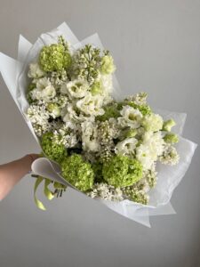 Весняний букет у білих тонах з еустомою, бузком та гортензією