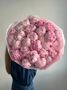 Ніжний букет рожевих півоній Сара Бернар