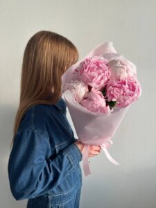 Букет рожеві півонії пастельні