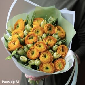 Яскравий букет із жовтих ранункулюсів та тюльпанів