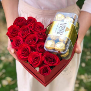 Коробка серце з червоними трояндами та Ferrero Rocher