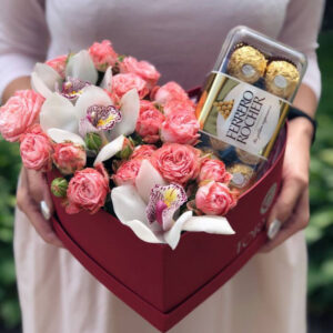 Коробка серце з трояндами та орхідеями і Ferrero Rocher