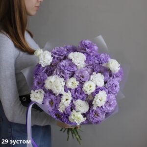 Букет із 29 фіолетових та білих еустом