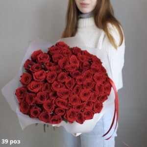 Букет із 39 червоних троянд