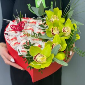 Оригінальна подарункова коробка з квітами та цукерками